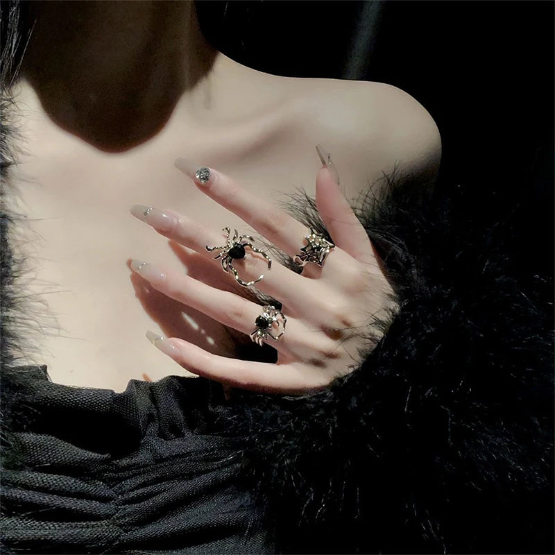 Black Spider Web Heart Ring – Gothic Punk Open-Finger Statement Jewellery