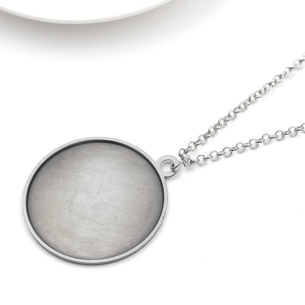 Black Panther Round Pendant Necklace – Trendy Superhero Jewelry Gift