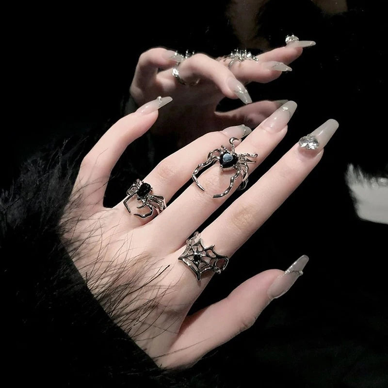 Black Spider Web Heart Ring – Gothic Punk Open-Finger Statement Jewellery